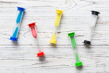 Masadaki kum saati, iş bitiş zamanı kavramı olarak geçen kum saati, boşluğu kopyala.