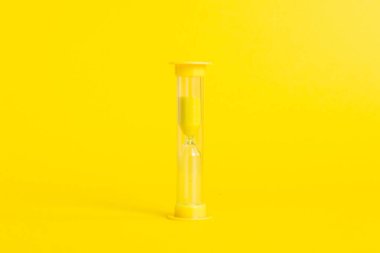 Masadaki kum saati, iş bitiş zamanı kavramı olarak geçen kum saati, boşluğu kopyala.