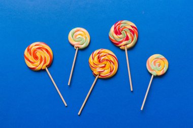 Renkli arka planda renkli lolipoplar. Yaz kavramı. Parti Mutlu Yıllar ya da Minimalist Kavram.