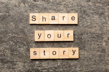 Tahta blokta yazılı hikayeni paylaş. Masada öykü metnini, konseptini paylaş.