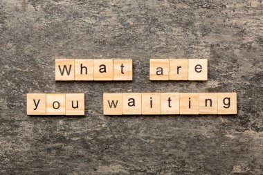 Tahta blokta ne yazmasını bekliyorsun? Ne bekliyorsunuz çimento masasında yazı mı bekliyorsunuz, Top view konseptiniz için?.