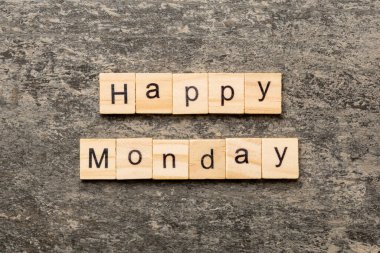 Ahşap blokta mutlu pazartesi kelimeleri yazıyor. Mutlu pazartesi metinleri çimento masasında desing, konsept için.