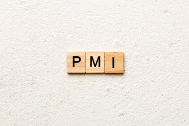 Tahta blokta PMI kelimesi yazıyor. Proje Yönetim Enstitüsü 'nün metin tablosu, konsepti.