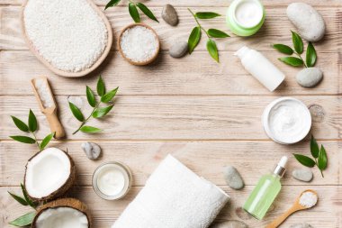 Hindistan cevizi yağı dolu kavanozlar ve renkli arka planda kozmetik kremi. Üst Manzara. Metnin için boş yer. Doğal spa Hindistan cevizi kozmetik ve organik tedavi konsepti Hindistan cevizi spa bileşimi.