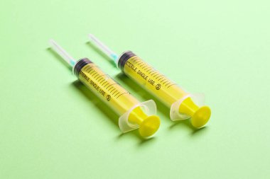 Renkli arkaplanda fotokopi alanı olan tıbbi enjeksiyon için üst sıradaki şırıngaların görüntüsü. Sağlık ve aşı kavramı.
