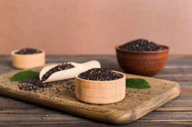 Kase içinde kinoa tohumu ve renkli arka planda kaşık. Küçük kasede sağlıklı kinwa. Sağlıklı süper yiyecekler.