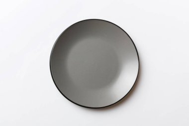 Renkli arka plan izole edilmiş üst görünümü yiyecek için boş yuvarlak gri tabak. Tasarımınız için alanı olan boş tabak.