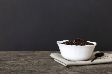 Renkli arkaplanda kinoa tohumları var. Küçük kasede sağlıklı kinwa. Sağlıklı süper yiyecekler.