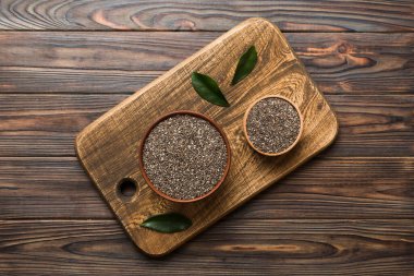 Renkli arka planda Chia tohumları. Sağlıklı Salvia Hispanikleri küçük kasede. Sağlıklı süper yiyecekler.