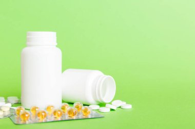 HIV enfeksiyonunun tedavisi için ilaç. Haplar, kapsüller ve masada savaş. Renkli arkaplanda kopyalama alanı olan farklı renkli tabletler.