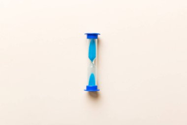 Masadaki kum saati, iş bitiş zamanı kavramı olarak geçen kum saati, boşluğu kopyala.