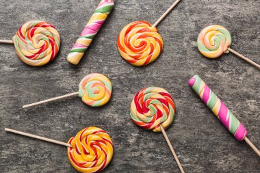 Renkli arka planda renkli lolipoplar. Yaz kavramı. Parti Mutlu Yıllar ya da Minimalist Kavram.