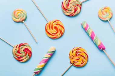 Renkli arka planda renkli lolipoplar. Yaz kavramı. Parti Mutlu Yıllar ya da Minimalist Kavram.