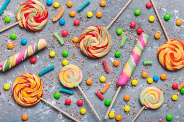 Lezzetli İştah açıcı Parti Aksesuarları Mutlu Yıllar Tatlı. Renkli arkaplanda farklı tipte şekerler, kopyalama alanı. Renkli doğum günü partisi geçmişi.