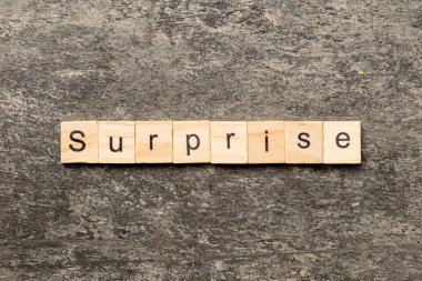 Tahta blokta sürpriz kelime yazıyor. Masada sürpriz metin, konsept.