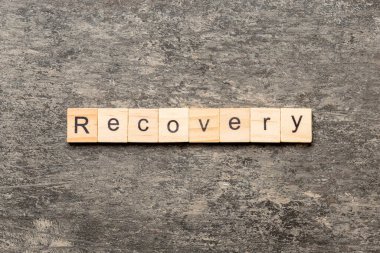 Tahta blokta yazılan kurtarma kelimesi. masadaki kurtarma metni, konsept.