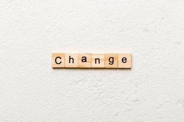 Tahta bloğa yazılmış bir kelime. Çimento masasında desing, konsept için değişiklik metni.