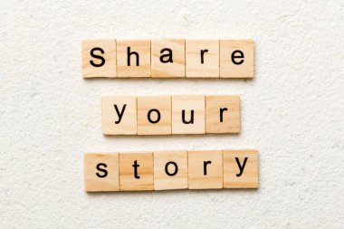 Tahta blokta yazılı hikayeni paylaş. Masada öykü metnini, konseptini paylaş.