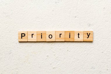 Tahta blokta öncelikli kelime yazıyor. masadaki öncelikli metin, kavram.