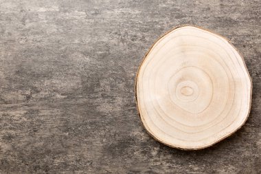 Çimento arka planında ahşap servis tepsisinin üst görüntüsü. Tasarımın için boş boşluk.