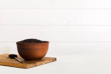 Renkli arkaplanda kinoa tohumları var. Küçük kasede sağlıklı kinwa. Sağlıklı süper yiyecekler.