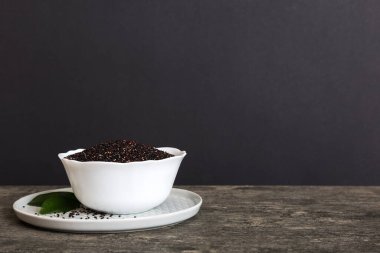 Renkli arkaplanda kinoa tohumları var. Küçük kasede sağlıklı kinwa. Sağlıklı süper yiyecekler.