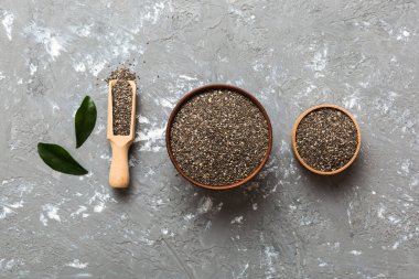 Kavanozda Chia tohumu ve renkli arka planda kaşık. Sağlıklı Salvia Hispanikleri küçük kasede. Sağlıklı süper yiyecekler.