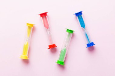 Masadaki kum saati, iş bitiş zamanı kavramı olarak geçen kum saati, boşluğu kopyala.