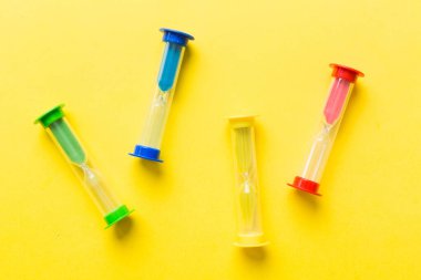 Masadaki kum saati, iş bitiş zamanı kavramı olarak geçen kum saati, boşluğu kopyala.