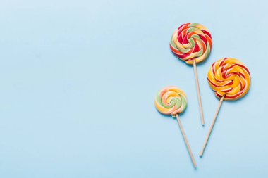 Renkli arka planda renkli lolipoplar. Yaz kavramı. Parti Mutlu Yıllar ya da Minimalist Kavram.