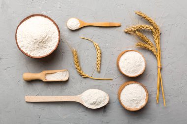 Tahta kasede buğday unu ve renkli arka planda buğday dikenleri. dünya buğday krizi.