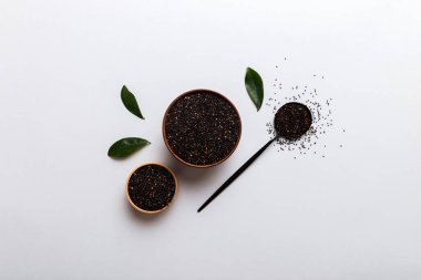 Kase içinde kinoa tohumu ve renkli arka planda kaşık. Küçük kasede sağlıklı kinwa. Sağlıklı süper yiyecekler.