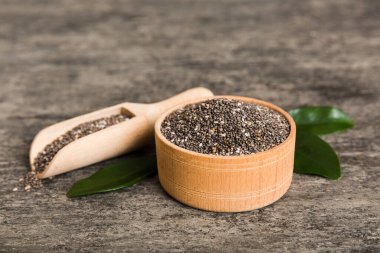 Kavanozda Chia tohumu ve renkli arka planda kaşık. Sağlıklı Salvia Hispanikleri küçük kasede. Sağlıklı süper yiyecekler.