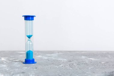 Masadaki kum saati, iş bitiş zamanı kavramı olarak geçen kum saati, boşluğu kopyala.