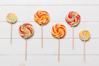 Renkli arka planda renkli lolipoplar. Yaz kavramı. Parti Mutlu Yıllar ya da Minimalist Kavram.