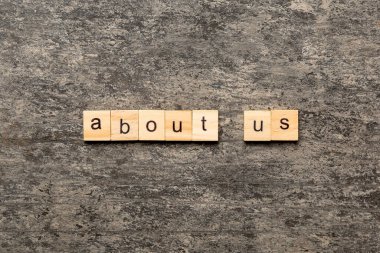 Ahşap blokta bizim hakkımızda yazanlar. Çimento sehpası üzerinde yazışımızı, konseptini.