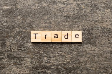 Tahta blokta yazılı bir kelime. Çimento masasındaki metni desing, konsept ile takas et.