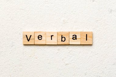 Tahta blokta yazılı sözlü kelime. tablo üzerinde sözel metin, kavram.