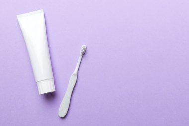 Renkli arka planda kopyalama alanı olan diş macunu ve üst görünümü. Düz yatıyordu. Diş hijyeni. Hafif arka planda ağız bakım ürünleri. Vücut bakımı kavramı.