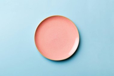 Renkli arka planın üst görüntüsü. Yemek için boş pembe tabak. Tasarımınız için alanı olan boş tabak.