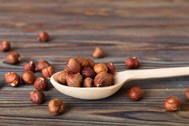 Tahta masada kaşık içinde fındık yığını, üst manzara..