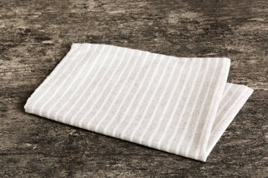 Arka planda gri mutfak peçetesi olan üst manzara. Fotokopi alanı olan katlanmış kumaş. Asgari biçim.