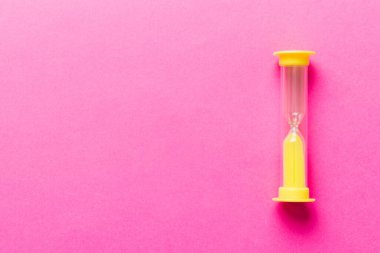 Masadaki kum saati, iş bitiş zamanı kavramı olarak geçen kum saati, boşluğu kopyala.