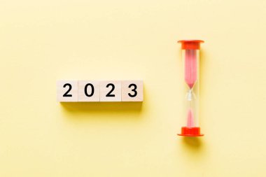 Yeni yıl 2023 kum saati. Çözüm, zaman, plan, hedef, motivasyon, yeniden başlatma, geri sayım ve yeni yıl tatili kavramları. 2023 numaralı kum saati..