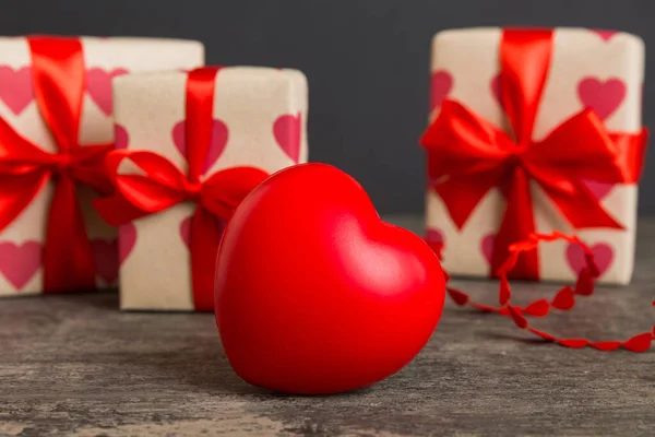 Gift Box Red Bow Red Heart Colored Background Perspective View — 스톡 사진