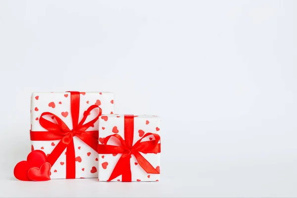 Gift Box Red Bow Red Heart Colored Background Perspective View — Fotografia de Stock