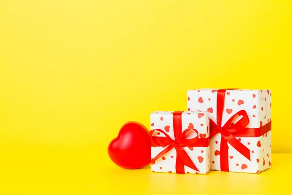 Gift Box Red Bow Red Heart Colored Background Perspective View — Stock fotografie