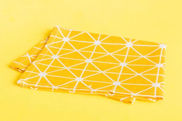 テーブルの上に黄色の空のキッチンナプキンでトップビュー コピースペース フラットレイでモックアップのための折り布 ミニマルスタイル — ストック写真