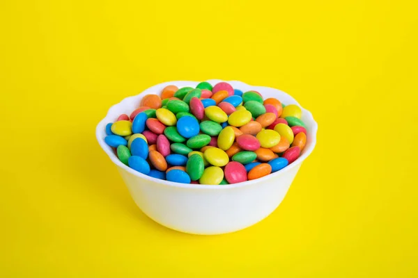 彩色背景的多色糖果在一个碗里 生日和假日的概念 带有复制空间的顶部视图 — 图库照片