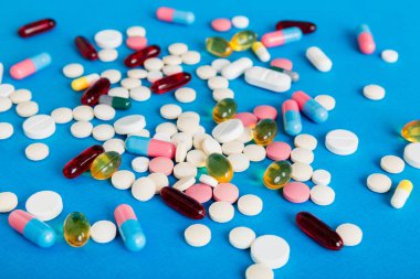 Bir çok farklı renkli ilaç ve hapların bakış açısı farklı. Renkli arkaplanda bir sürü hap.